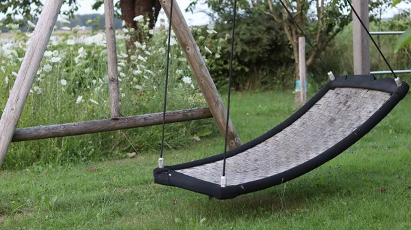 Bahçede yaşlı yalnız salıncak. Çocuklar büyüdü, salıncaklar kaldı.. 