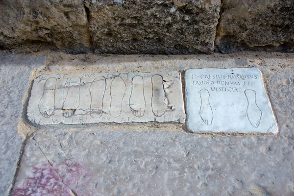 Eski Roma forumunda adı olan eski taş duvar. Italica Sevilla