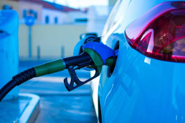 Benzin dolduran beyaz araba.