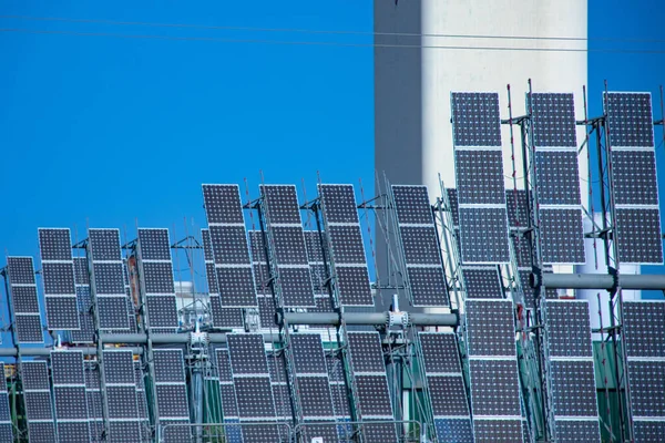 Güneş panelleri mavi gökyüzü ile tarlada