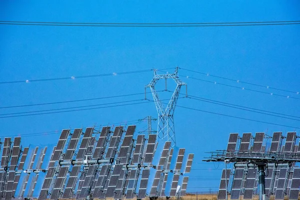 Güneş panelleri mavi gökyüzü ile tarlada