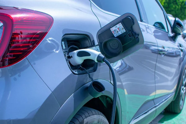 Elektrikli araba park yerinde şarj oluyor.