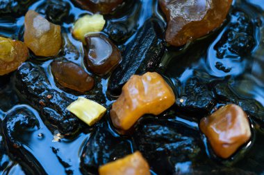 Dağ nehrinde kehribar taşı. Gemstone, hazine konsepti