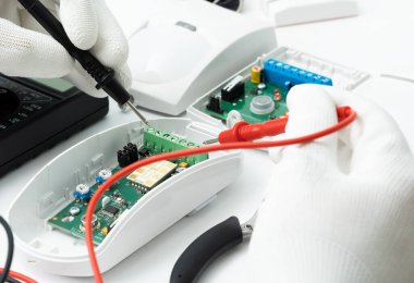 Güvenlik sistemlerinin hareket sensörünü test eden kişi tarafından kontrol edilsin