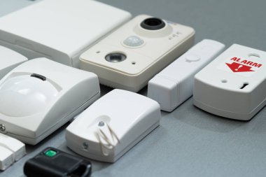 Evin güvenlik sistemleri gri arka planda. Yakın plan. Alan derinliği az..