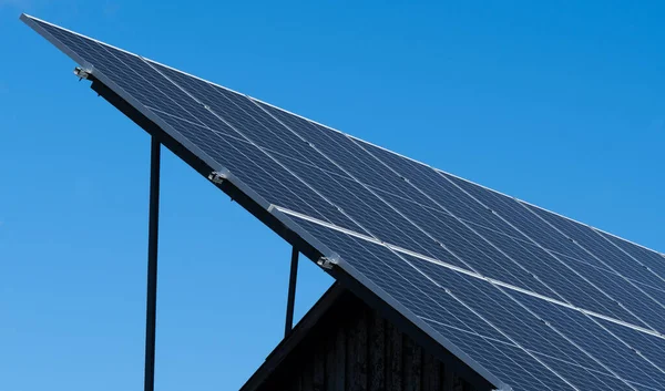 Energía Solar Panel Fotovoltaico Sobre Fondo Verde Cielo Limpio Concepto — Foto de Stock