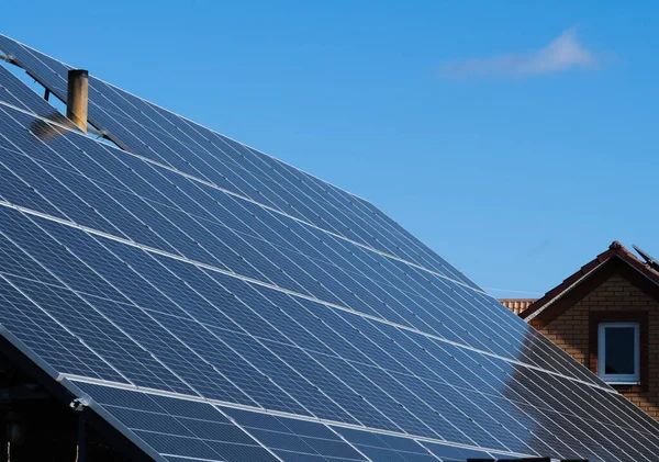 Energía Solar Panel Fotovoltaico Sobre Fondo Verde Cielo Limpio Concepto — Foto de Stock