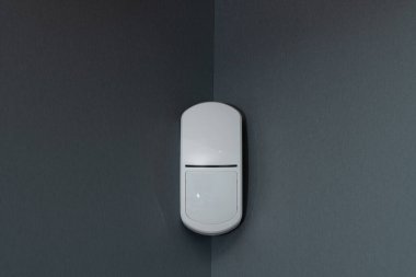 Gri bir duvarda birleşik radar ve pasif kızılötesi sensör.