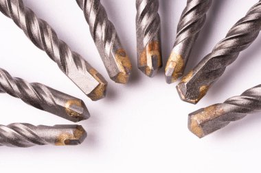 Beton matkap beyazda izole edildi. Yakın plan.