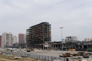 2022 Rusya 'nın Ukrayna' yı işgali, savaştan zarar görmüş şehir, yok edilmiş araba, yakılmış. Rusya 'da savaş, bina tahribatı, şehir tahribatı, savaş, şehir tahribatı, araba hasarı. 