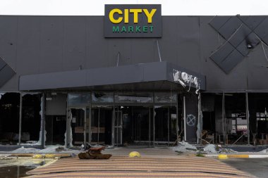 Bombalanmış bir binanın penceresi, kırık camlar, bir binaya zarar verme, yıkım, savaş, Ukrayna, Rusya, bir sivile ateş etme. Kırık cam..