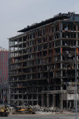 2022 Rusya 'nın Ukrayna' yı işgali, savaştan zarar görmüş şehir, yok edilmiş araba, yakılmış. Rusya 'da savaş, bina tahribatı, şehir tahribatı, savaş, şehir tahribatı, araba hasarı. 