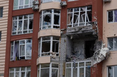 2022 Rusya Ukrayna Savaşı 'nın işgali olarak Irpen, şehri yerle bir etti. Bombardımanın, sivil inşaatın ön cephede yıkımının sonuçları oldu..