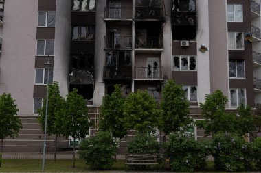 2022 Rusya 'da Ukrayna' nın işgali, savaş, Bucha 'nın yıkılan binası, bir top mermisinin, sivil bina hasarının, dış cephedeki Ukrayna' nın yıkımının sonuçlarını yok etti..