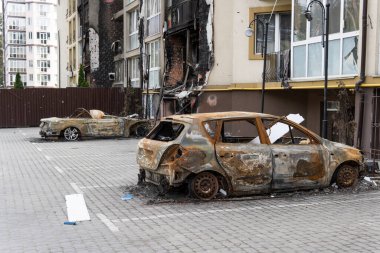 İntikam için kundakçılık. Sokağa park edilmiş yanmış bir araba, yakın plan.
