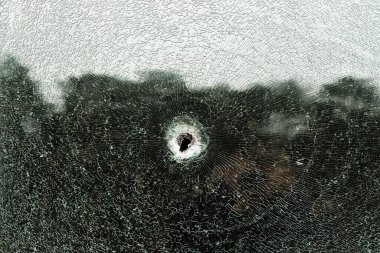 Kırık cam dokusunun soyut görüntüsü, arka plan. Kırık bir arabanın ön camının yakın çekimi. Kırık ve hasarlı bir araba.