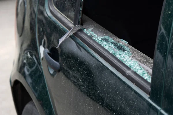 刑事事件だ 車のハックだ 車の壊れた右側の窓 — ストック写真