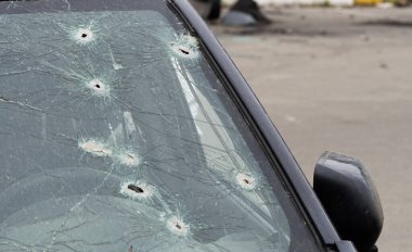 Araba kazası, ön cam, kırık ve hasarlı araba.