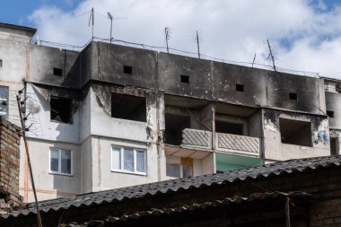 Yangından sonra bir apartmanın pencereleri