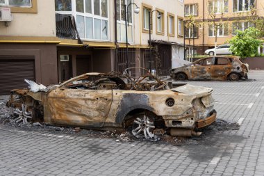 İntikam için kundakçılık. Sokağa park edilmiş yanmış bir araba, yakın plan.