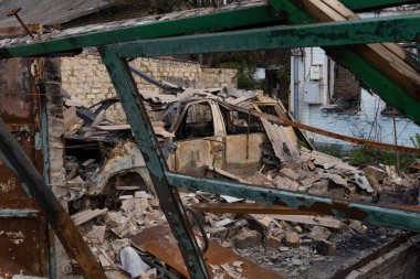 Araba evin garajında yanıp kül oldu. Atölyede patlama ve yangın var. Etrafta is ve kömür var.