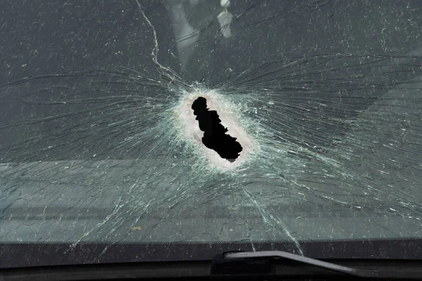 壊れたガラスの質感 背景の抽象的なイメージ 壊れた車のフロントガラスのクローズアップ 壊れた車と破損した車 — ストック写真