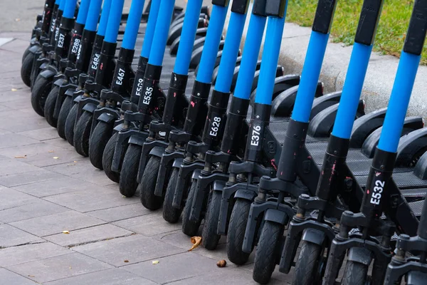Avrupa şehir merkezi toplu taşımacılığının dışında duran sahil vadisi elektrikli scooterları