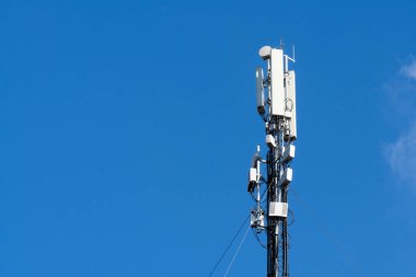 Renkli arka plan yansıması olan güzel kamera lensini kapat