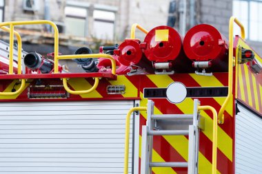 Kırmızı itfaiye aracı. İtfaiye aracı. İtfaiye araçları yangını söndürmeye hazırlanıyor.