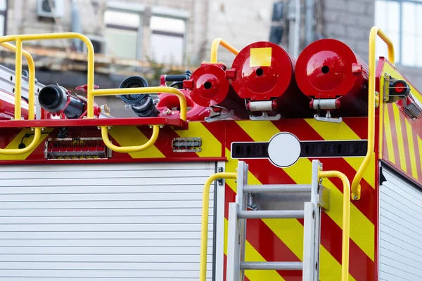 Kırmızı itfaiye aracı. İtfaiye aracı. İtfaiye araçları yangını söndürmeye hazırlanıyor.