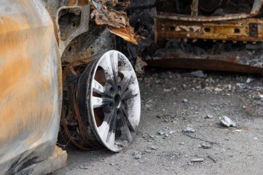 Yangından sonra araba kazası geçirmiş. Yakın plan.