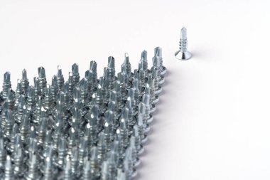 düzgünce düzenlenmiş vidalar kendi kendini tıklatan vidalar