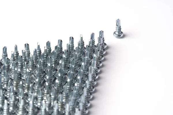 düzgünce düzenlenmiş vidalar kendi kendini tıklatan vidalar