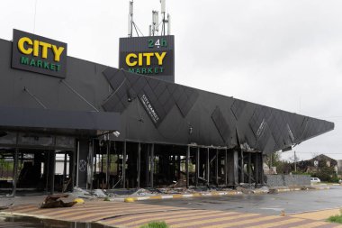 Ukrayna 'da savaş. Rus ordusunun saldırısından sonra Kyiv bölgesinde yıkılan binalar. Rusya 'nın Ukrayna' yı işgalinin sonuçları. Kyiv bölgesi, Ukrayna, Haziran 2022.