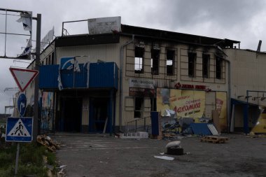 Ukrayna 'da savaş. Rus ordusunun saldırısından sonra Kyiv bölgesinde yıkılan binalar. Rusya 'nın Ukrayna' yı işgalinin sonuçları. Kyiv bölgesi, Ukrayna, Haziran 2022.