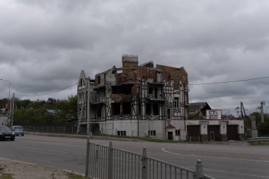 Ukrayna 'da savaş. Rus ordusunun saldırısından sonra Kyiv bölgesinde yıkılan binalar. Rusya 'nın Ukrayna' yı işgalinin sonuçları. Kyiv bölgesi, Ukrayna, Haziran 2022.