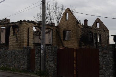Ukrayna 'da savaş. Rus ordusunun saldırısından sonra Kyiv bölgesinde yıkılan binalar. Rusya 'nın Ukrayna' yı işgalinin sonuçları. Kyiv bölgesi, Ukrayna, Haziran 2022.