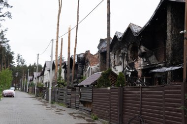 Ukrayna 'da savaş. Rus ordusunun saldırısından sonra Kyiv bölgesinde yıkılan binalar. Rusya 'nın Ukrayna' yı işgalinin sonuçları. Kyiv bölgesi, Ukrayna, Haziran 2022.