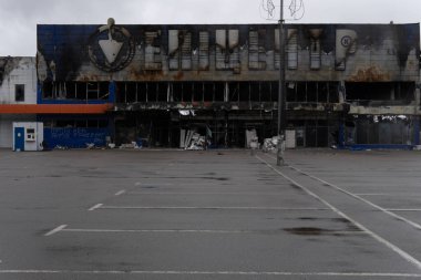 Kyiv, Ukrayna - 1 Nisan 2022. Ukrayna 'da savaş. Binalar füze saldırısıyla yıkıldı. Patlama alışveriş merkezini darmadağın etti. şehir savaşı.