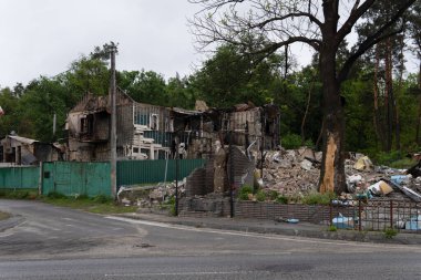 Ukrayna 'da savaş. Rus ordusunun saldırısından sonra Kyiv bölgesinde yıkılan binalar. Rusya 'nın Ukrayna' yı işgalinin sonuçları. Kyiv bölgesi, Ukrayna, Haziran 2022.