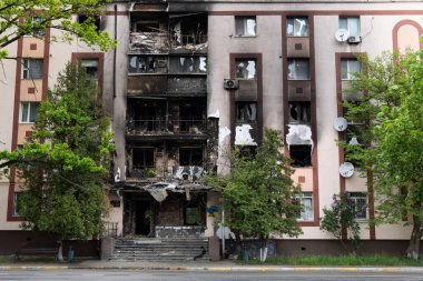Ukrayna 'da savaş. Rus ordusunun saldırısından sonra Kyiv bölgesinde yıkılan binalar. Rusya 'nın Ukrayna' yı işgalinin sonuçları. Kyiv bölgesi, Ukrayna, Haziran 2022.