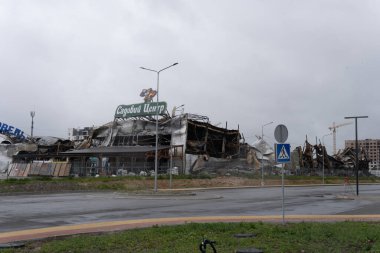 Kyiv, Ukrayna - 1 Nisan 2022. Ukrayna 'da savaş. Binalar füze saldırısıyla yıkıldı. Patlama alışveriş merkezini darmadağın etti. şehir savaşı.