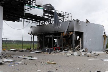 Ukrayna 'da savaş. Rus ordusunun saldırısından sonra Kyiv bölgesinde yıkılan binalar. Rusya 'nın Ukrayna' yı işgalinin sonuçları. Kyiv bölgesi, Ukrayna, Haziran 2022.