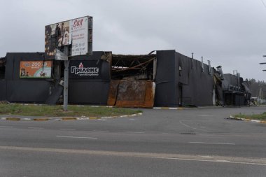 Ukrayna 'da savaş. Rus ordusunun saldırısından sonra Kyiv bölgesinde yıkılan binalar. Rusya 'nın Ukrayna' yı işgalinin sonuçları. Kyiv bölgesi, Ukrayna, Haziran 2022.