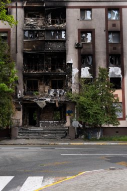 Ukrayna 'da savaş. Rus ordusunun saldırısından sonra Kyiv bölgesinde yıkılan binalar. Rusya 'nın Ukrayna' yı işgalinin sonuçları. Kyiv bölgesi, Ukrayna, Haziran 2022.