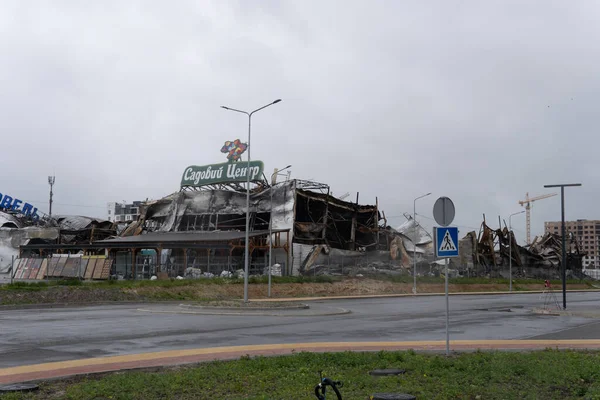 Kyiv, Ukrayna - 1 Nisan 2022. Ukrayna 'da savaş. Binalar füze saldırısıyla yıkıldı. Patlama alışveriş merkezini darmadağın etti. şehir savaşı.