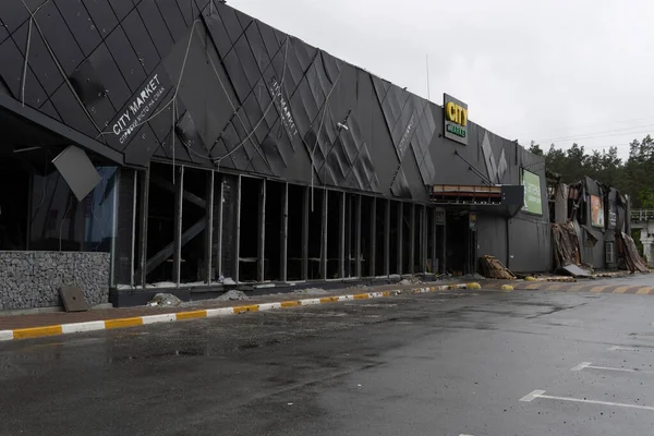 Ukrayna 'da savaş. Rus ordusunun saldırısından sonra Kyiv bölgesinde yıkılan binalar. Rusya 'nın Ukrayna' yı işgalinin sonuçları. Kyiv bölgesi, Ukrayna, Haziran 2022.