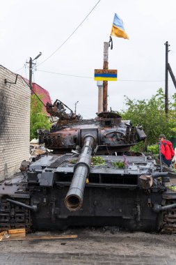 KHOSTOMIL, UKRAINE - Nisan 02, 2022: Gostomil, Kyiv bölgesindeki Rus işgalcilerin imha edilmiş tankları, savaş araçları ve diğer askeri donanımları.