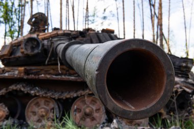 Ukrayna 'nın askeri işgali sırasında düşen bir Rus tankının namlusuna yakın çekim. Ukrayna savaşı.