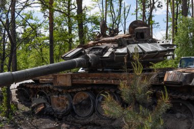 DMITRIVKA, UKRAINE - APRIL 02, 2022: Dmitrievka, Kyiv bölgesi yakınlarındaki Rus işgalcilerin imha edilmiş tankları ve savaş araçları.